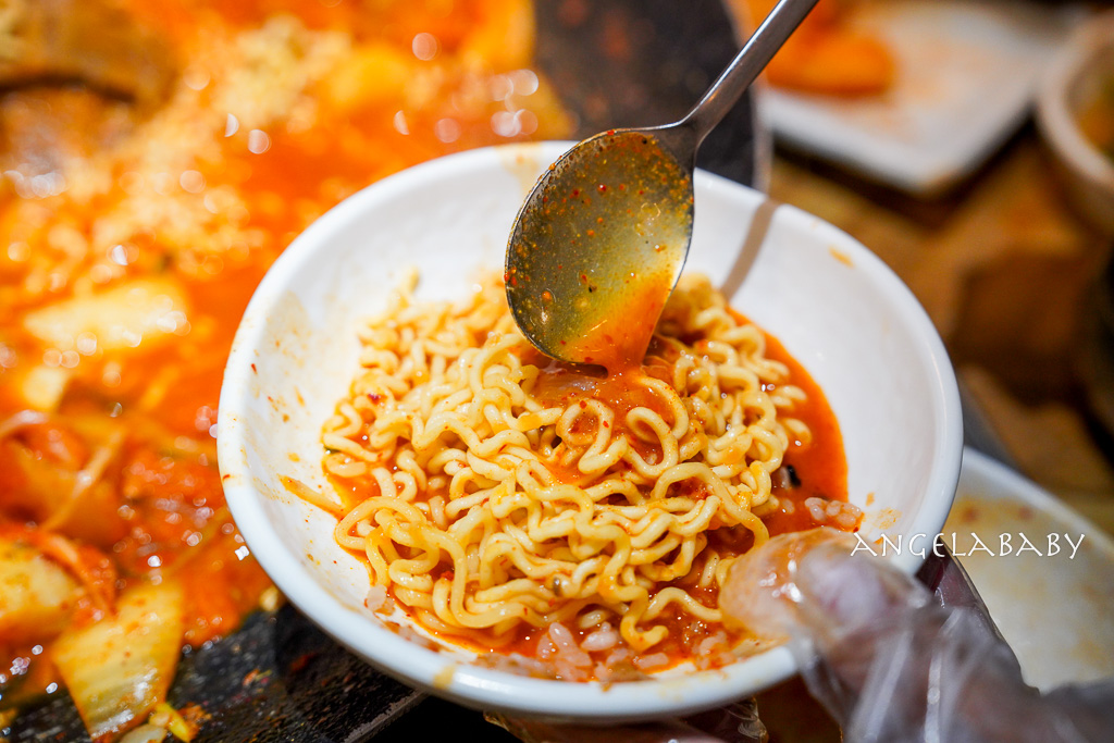 機張美食｜巨無霸鐵鍋馬鈴薯豬脊骨湯『정관왕감자탕 정관본점』王土豆湯總店 @梅格(Angelababy)享樂日記