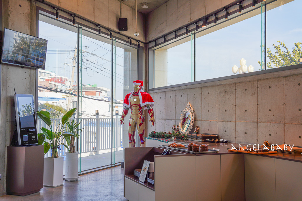 釜山市區景觀咖啡廳『Avenir (아브니르)』地鐵走路就可以抵達、好吃草莓可頌 @梅格(Angelababy)享樂日記