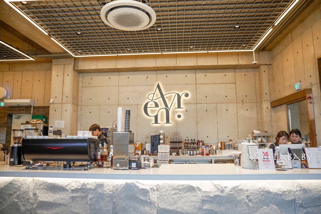 釜山市區景觀咖啡廳『Avenir (아브니르)』地鐵走路就可以抵達、好吃草莓可頌 @梅格(Angelababy)享樂日記