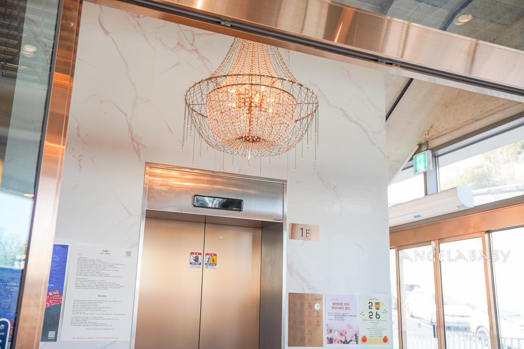 釜山市區景觀咖啡廳『Avenir (아브니르)』地鐵走路就可以抵達、好吃草莓可頌 @梅格(Angelababy)享樂日記