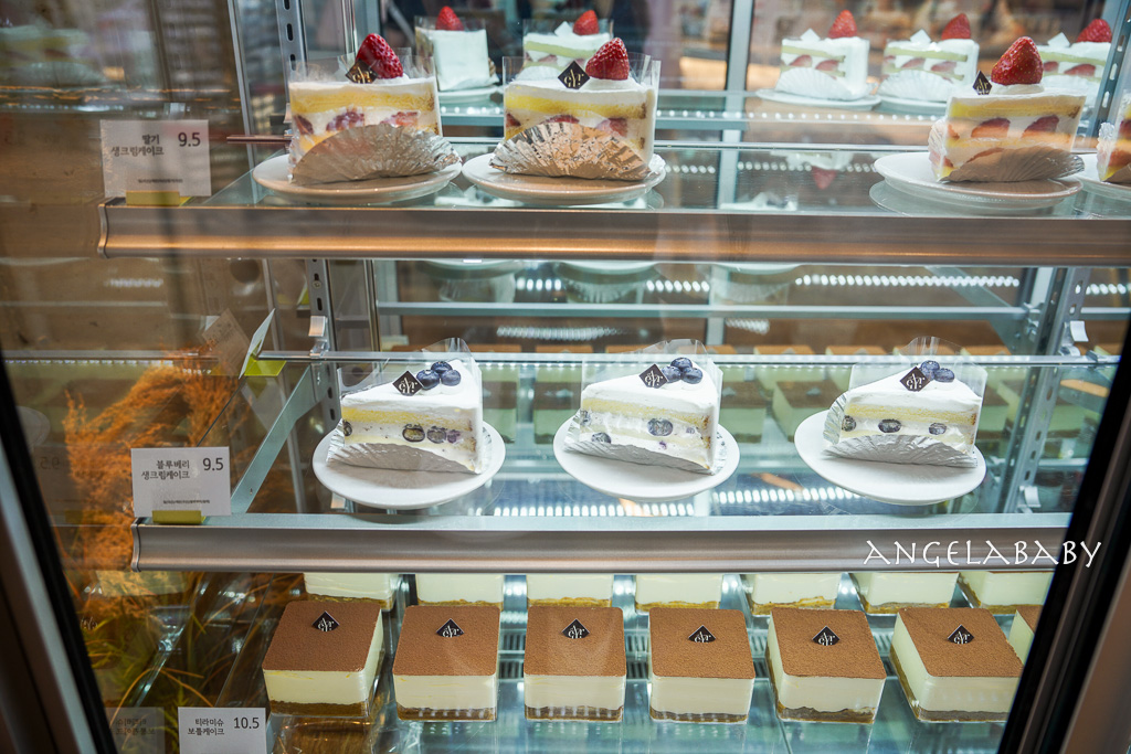 釜山市區景觀咖啡廳『Avenir (아브니르)』地鐵走路就可以抵達、好吃草莓可頌 @梅格(Angelababy)享樂日記