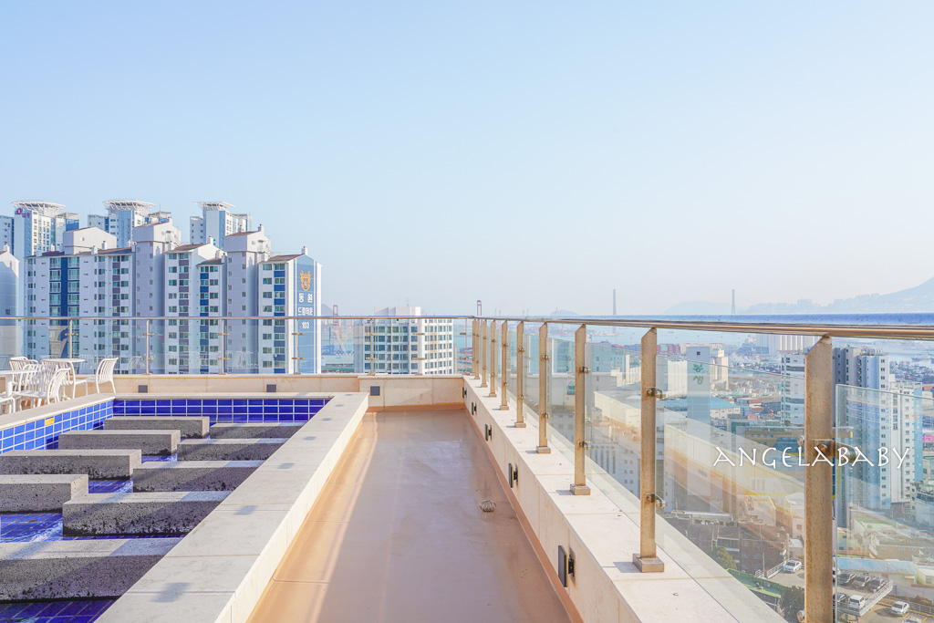 釜山市區景觀咖啡廳『Avenir (아브니르)』地鐵走路就可以抵達、好吃草莓可頌 @梅格(Angelababy)享樂日記