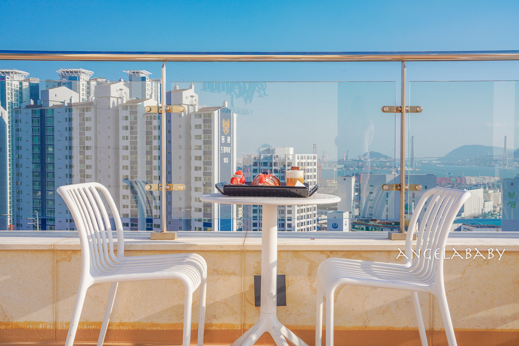 釜山市區景觀咖啡廳『Avenir (아브니르)』地鐵走路就可以抵達、好吃草莓可頌 @梅格(Angelababy)享樂日記