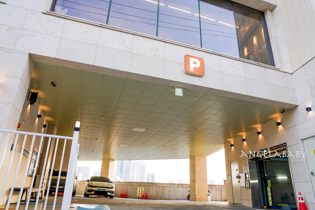 釜山市區景觀咖啡廳『Avenir (아브니르)』地鐵走路就可以抵達、好吃草莓可頌 @梅格(Angelababy)享樂日記