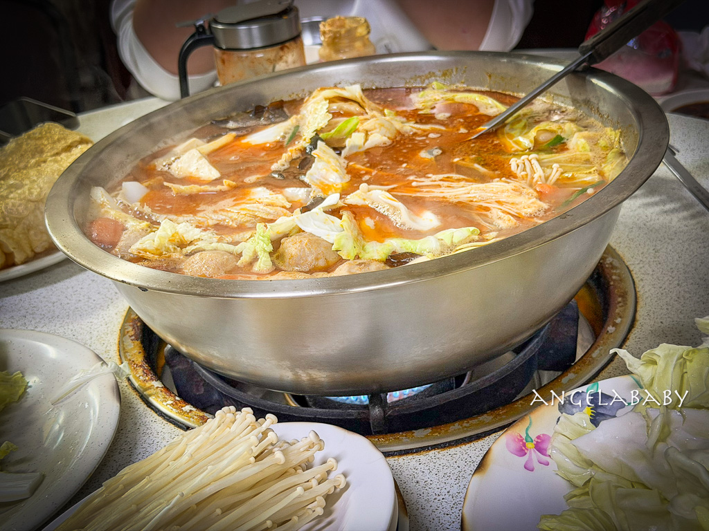 苗栗後龍美食『老余牛家莊』菜單、隱藏在民宅以的臉盆牛肉麵 @梅格(Angelababy)享樂日記