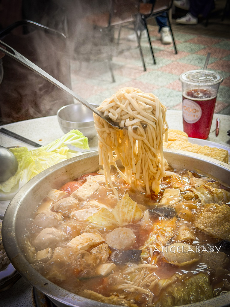 苗栗後龍美食『老余牛家莊』菜單、隱藏在民宅以的臉盆牛肉麵 @梅格(Angelababy)享樂日記