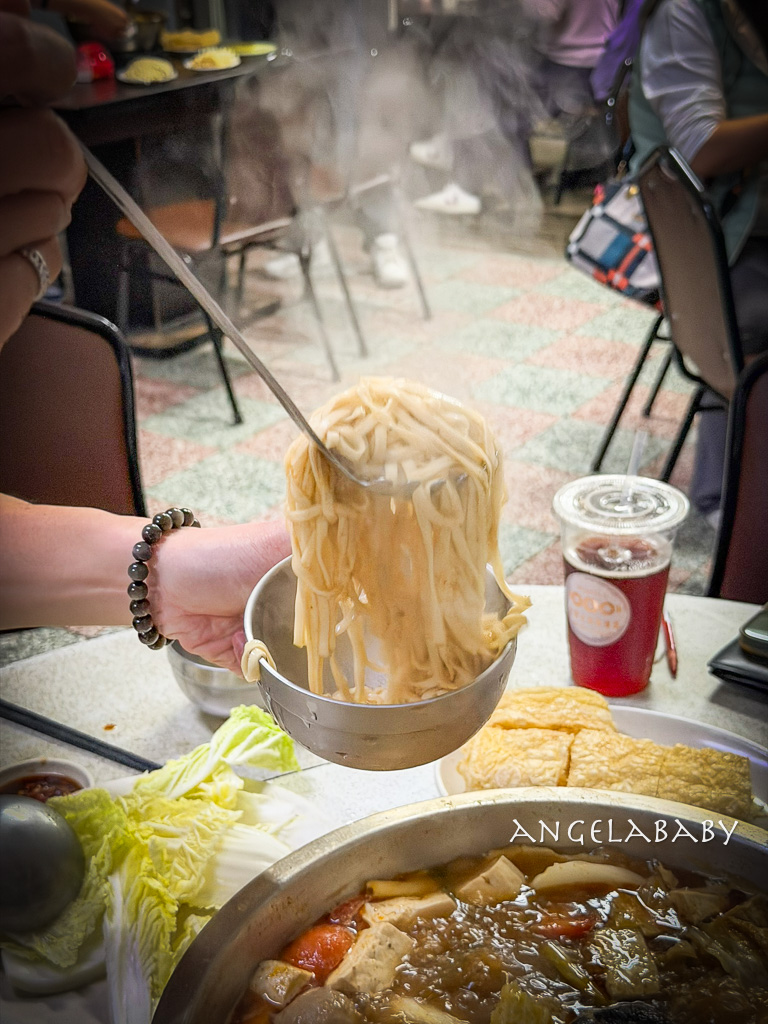 苗栗後龍美食『老余牛家莊』菜單、隱藏在民宅以的臉盆牛肉麵 @梅格(Angelababy)享樂日記