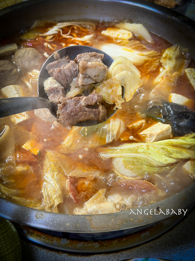 苗栗後龍美食『老余牛家莊』菜單、隱藏在民宅以的臉盆牛肉麵 @梅格(Angelababy)享樂日記