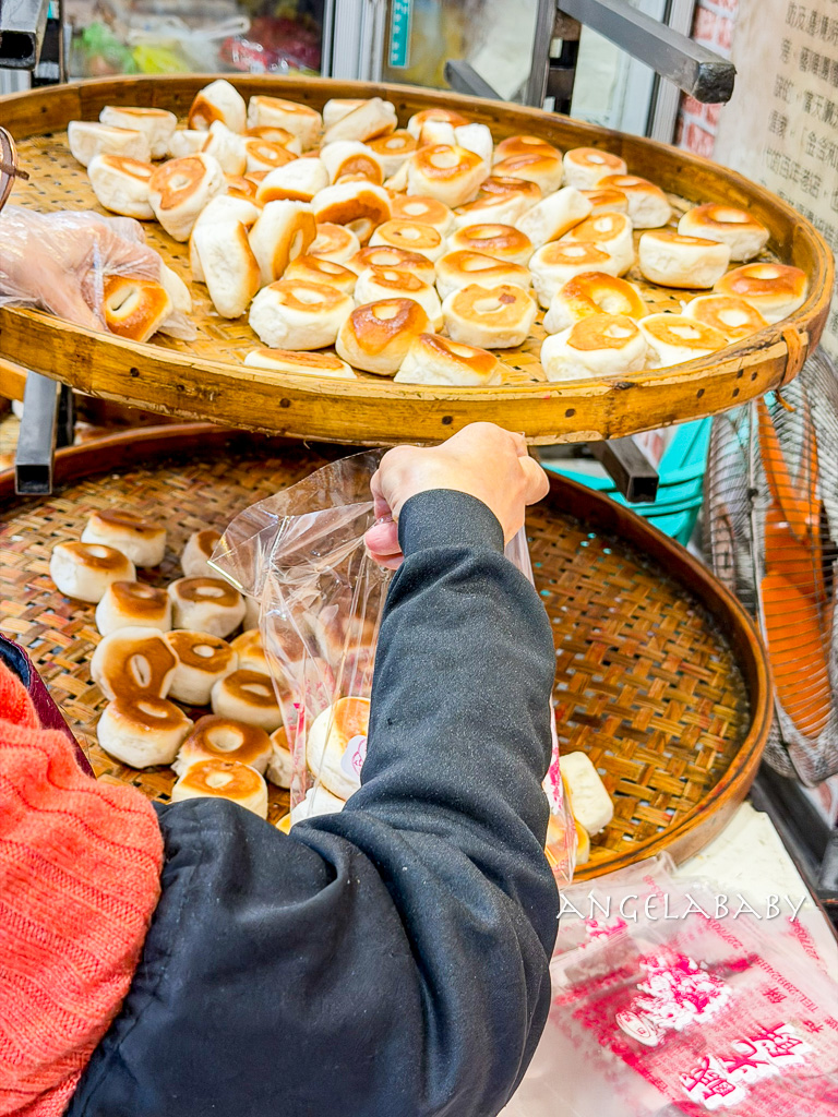 新莊廟街美食｜2小時賣光的鹹甜QQ鹹光餅『金合和糕餅』百年老店、新莊站美食 @梅格(Angelababy)享樂日記