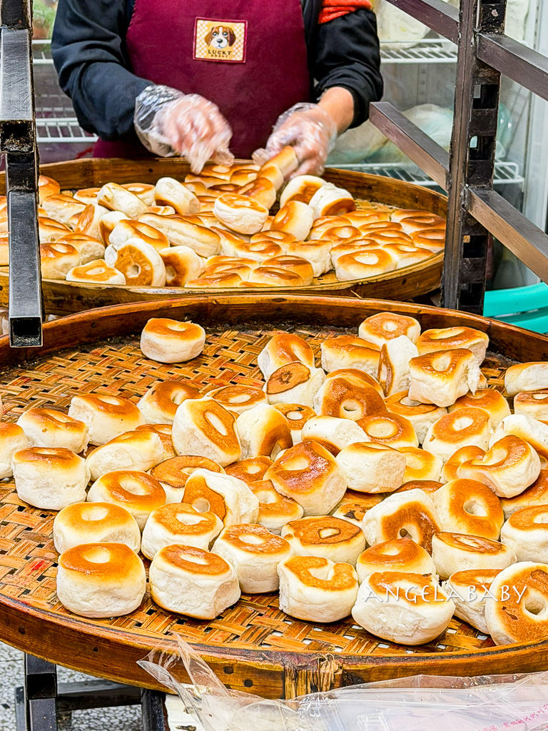 新莊廟街美食｜2小時賣光的鹹甜QQ鹹光餅『金合和糕餅』百年老店、新莊站美食 @梅格(Angelababy)享樂日記