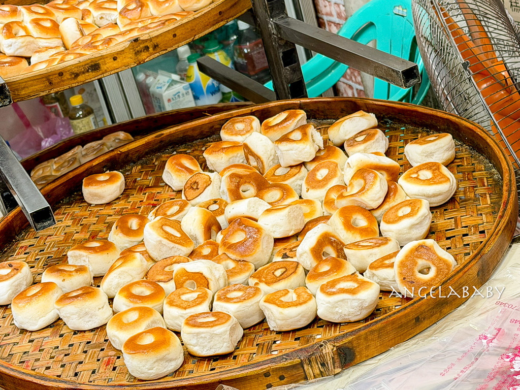 新莊廟街美食｜2小時賣光的鹹甜QQ鹹光餅『金合和糕餅』百年老店、新莊站美食 @梅格(Angelababy)享樂日記