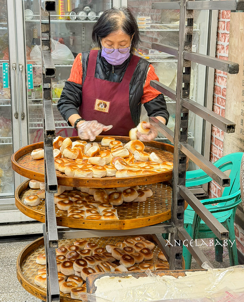 新莊廟街美食｜2小時賣光的鹹甜QQ鹹光餅『金合和糕餅』百年老店、新莊站美食 @梅格(Angelababy)享樂日記