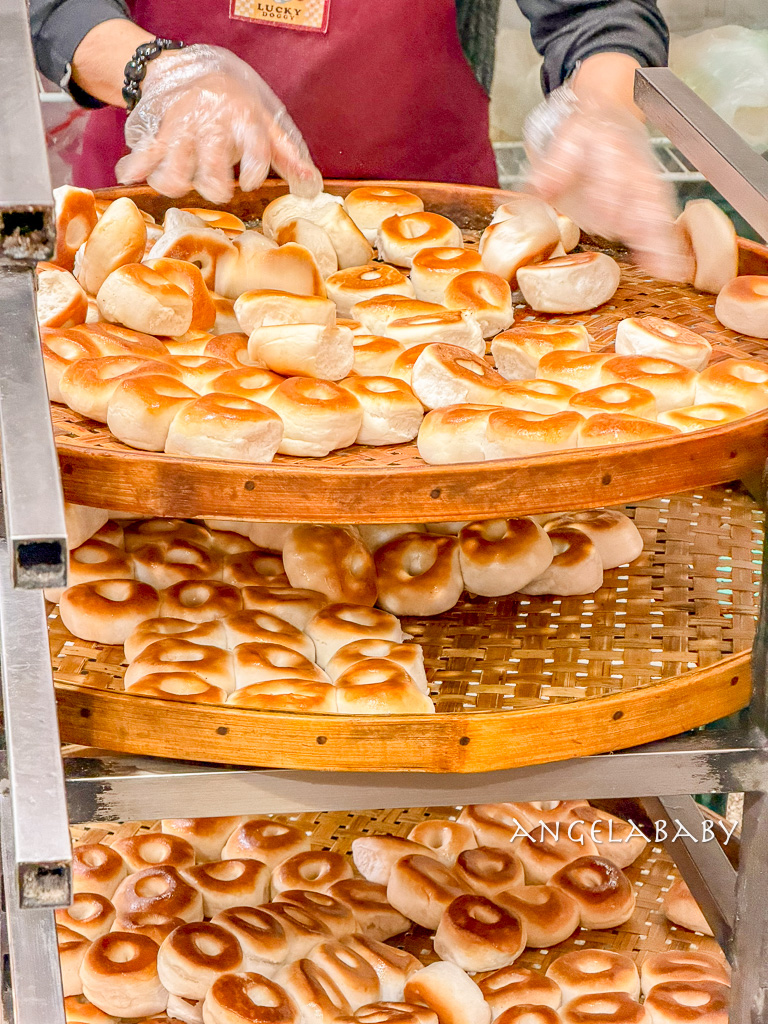新莊廟街美食｜2小時賣光的鹹甜QQ鹹光餅『金合和糕餅』百年老店、新莊站美食 @梅格(Angelababy)享樂日記