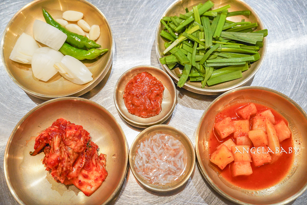 釜山西面美食『水邊最高豬肉湯飯』수변최고돼지국밥隱藏在樂天百貨裡的排隊美食、招牌豬頸肉湯飯 (항정국밥) @梅格(Angelababy)享樂日記