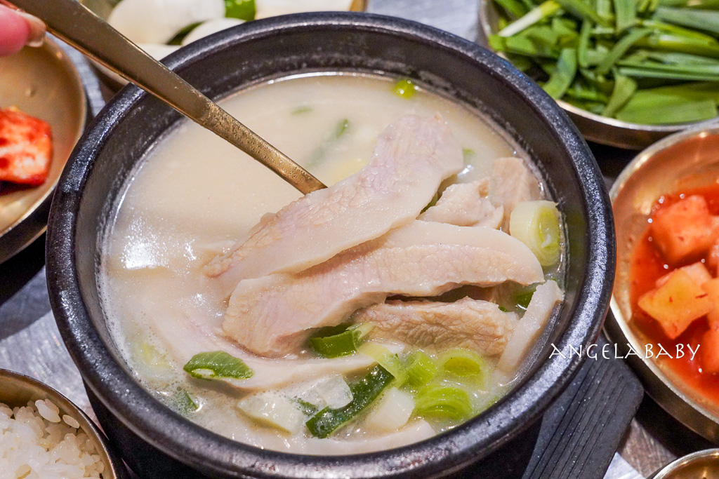 釜山西面美食『水邊最高豬肉湯飯』수변최고돼지국밥隱藏在樂天百貨裡的排隊美食、招牌豬頸肉湯飯 (항정국밥) @梅格(Angelababy)享樂日記