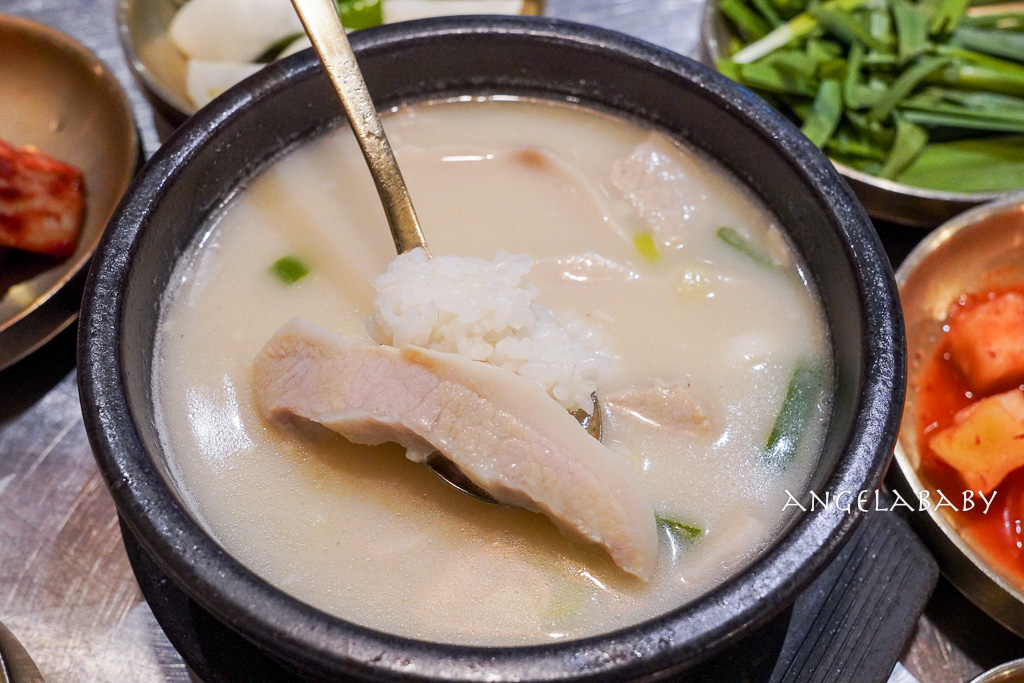 釜山西面美食『水邊最高豬肉湯飯』수변최고돼지국밥隱藏在樂天百貨裡的排隊美食、招牌豬頸肉湯飯 (항정국밥) @梅格(Angelababy)享樂日記