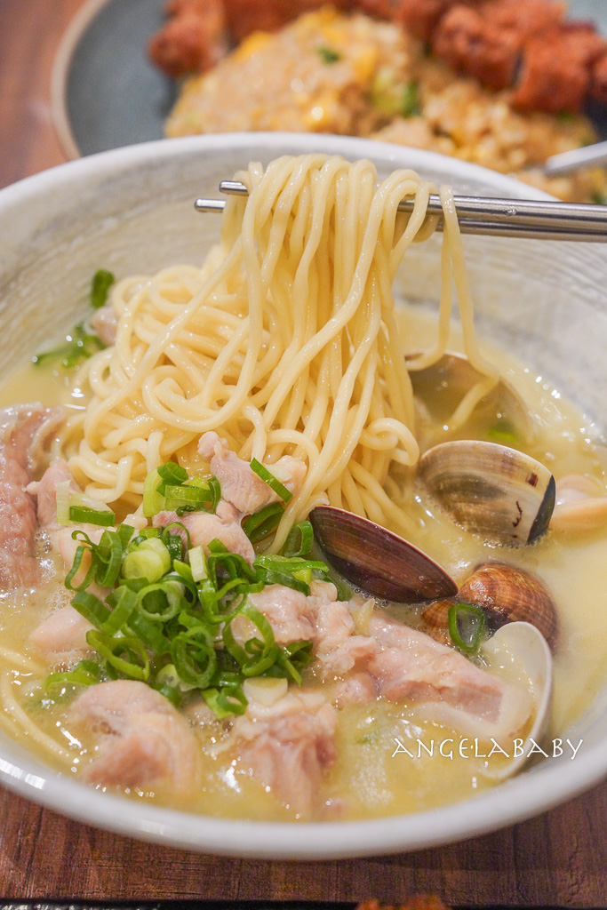松江南京站美食｜超好吃排骨蛋炒飯『焰禾｜炒飯 雞湯麵』菜單、黏嘴蛤蠣雞湯麵推薦 @梅格(Angelababy)享樂日記