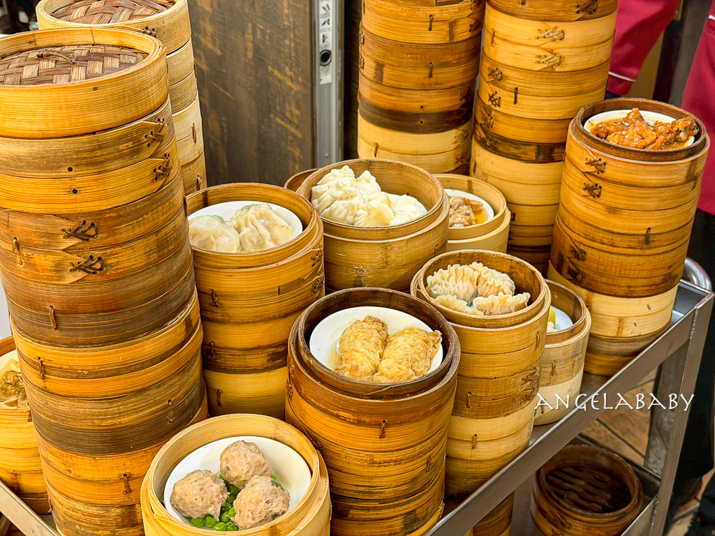 台北快閃TWO DAY 日日鬆餅 ＃逢甲最夯的（ㄉㄨㄞ ˊㄧㄠ） 起司舒芙蕾鬆餅 ＃限定口味：法國頂級72%巧克力每日只有30份 ＃內有擊潰你自製力減肥影片 @梅格(Angelababy)享樂日記