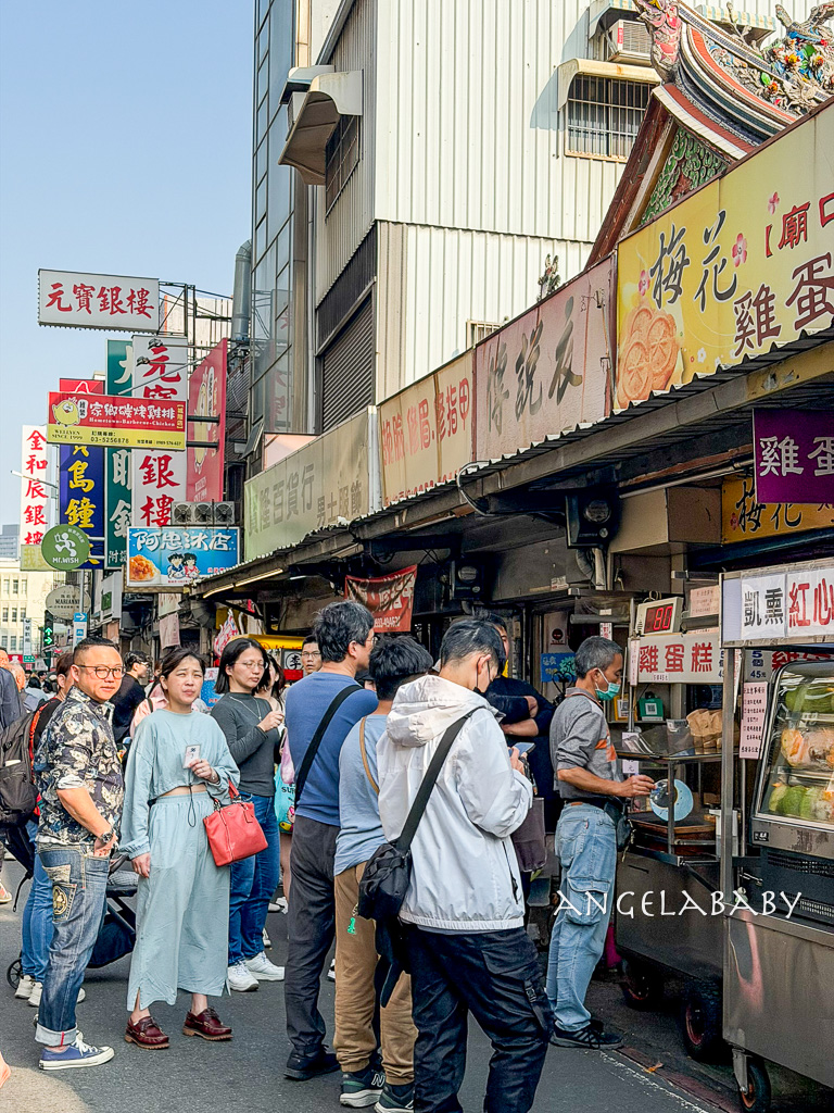 城隍廟美食｜超人氣排隊雞蛋糕『廟口 梅花雞蛋糕』一顆9元 @梅格(Angelababy)享樂日記