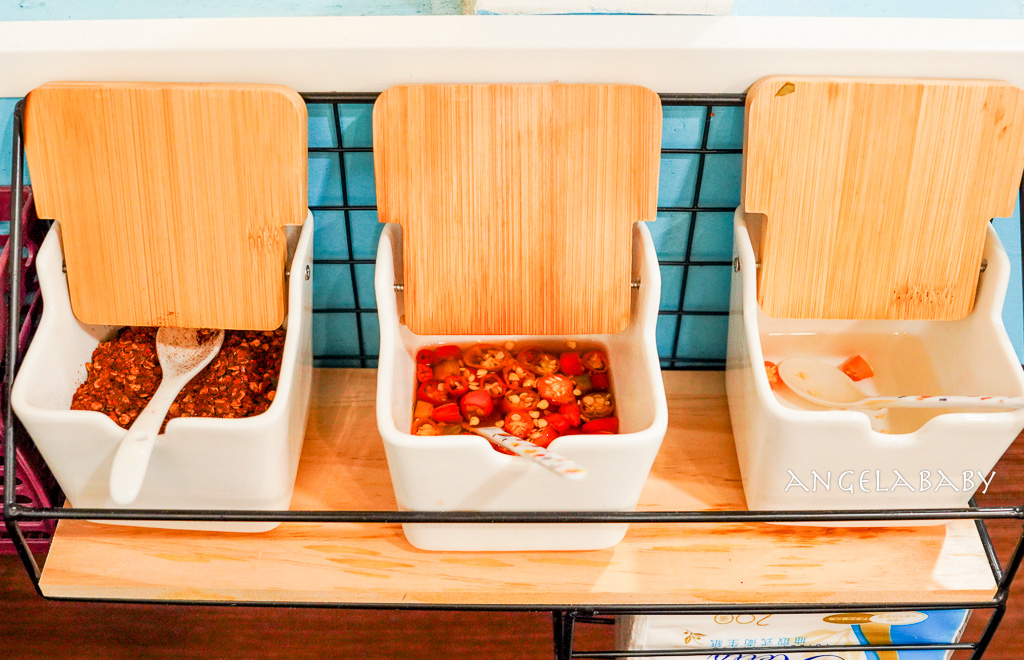 新莊美食『蓮花泰式小吃店』都是泰國人的平價泰式料理、還有移工菜單（泰文、中文、越南文） @梅格(Angelababy)享樂日記