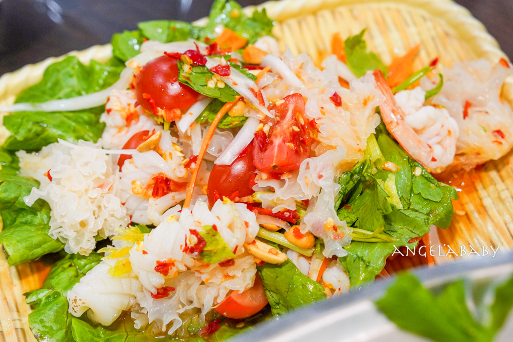 新莊美食『蓮花泰式小吃店』都是泰國人的平價泰式料理、還有移工菜單（泰文、中文、越南文） @梅格(Angelababy)享樂日記