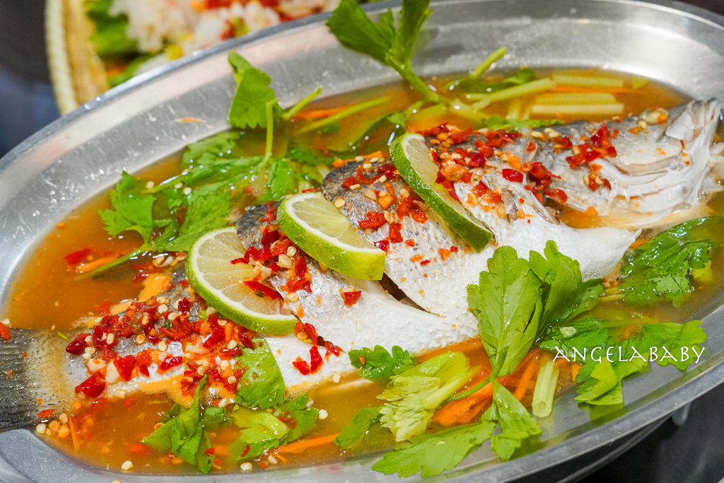 新莊美食『蓮花泰式小吃店』都是泰國人的平價泰式料理、還有移工菜單（泰文、中文、越南文） @梅格(Angelababy)享樂日記