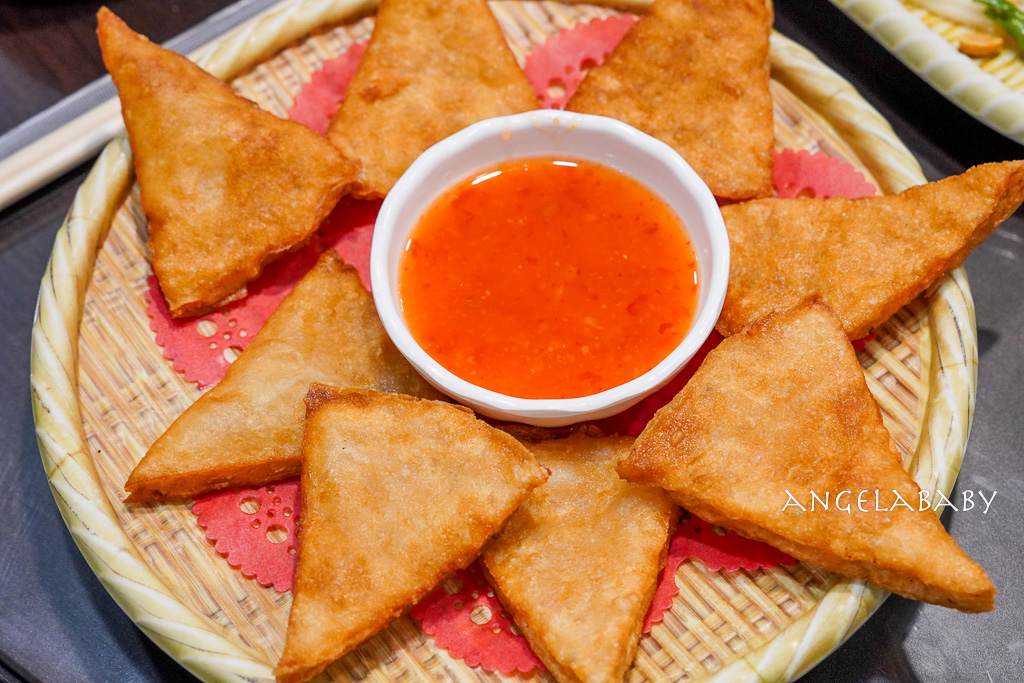 新莊美食『蓮花泰式小吃店』都是泰國人的平價泰式料理、還有移工菜單（泰文、中文、越南文） @梅格(Angelababy)享樂日記