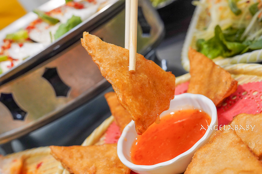 新莊美食『蓮花泰式小吃店』都是泰國人的平價泰式料理、還有移工菜單（泰文、中文、越南文） @梅格(Angelababy)享樂日記