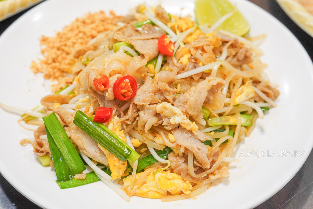 新莊美食『蓮花泰式小吃店』都是泰國人的平價泰式料理、還有移工菜單（泰文、中文、越南文） @梅格(Angelababy)享樂日記