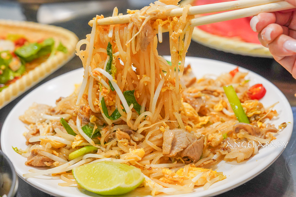 新莊美食『蓮花泰式小吃店』都是泰國人的平價泰式料理、還有移工菜單（泰文、中文、越南文） @梅格(Angelababy)享樂日記