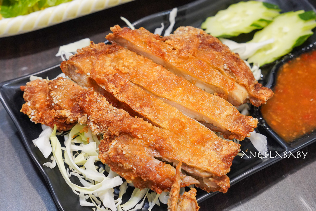 新莊美食『蓮花泰式小吃店』都是泰國人的平價泰式料理、還有移工菜單（泰文、中文、越南文） @梅格(Angelababy)享樂日記