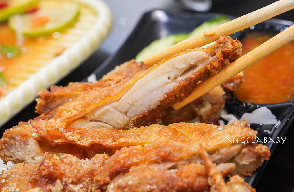 新莊美食『蓮花泰式小吃店』都是泰國人的平價泰式料理、還有移工菜單（泰文、中文、越南文） @梅格(Angelababy)享樂日記