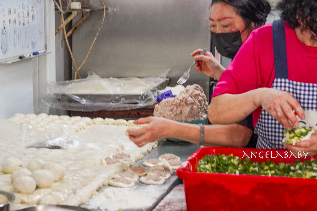 永和老字號排隊燒餅『永和老曾碳烤燒餅專賣店』老麵香口感超讚、大推糖心酥餅 @梅格(Angelababy)享樂日記