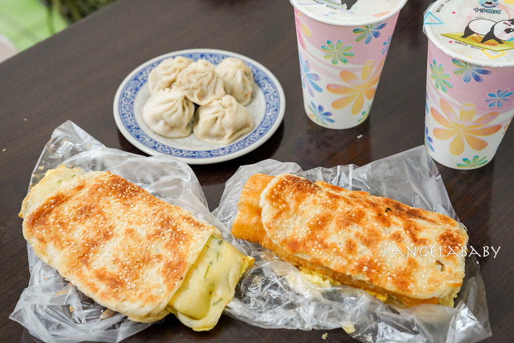 永和美食｜巷弄人氣米其林豆漿店『佳香豆漿』菜單、招牌胡椒蔥餅、燒餅油條、小籠包 @梅格(Angelababy)享樂日記