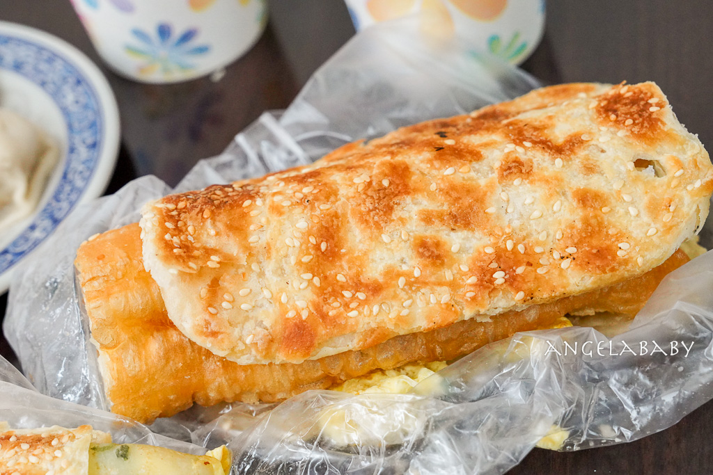 永和美食｜巷弄人氣米其林豆漿店『佳香豆漿』菜單、招牌胡椒蔥餅、燒餅油條、小籠包 @梅格(Angelababy)享樂日記