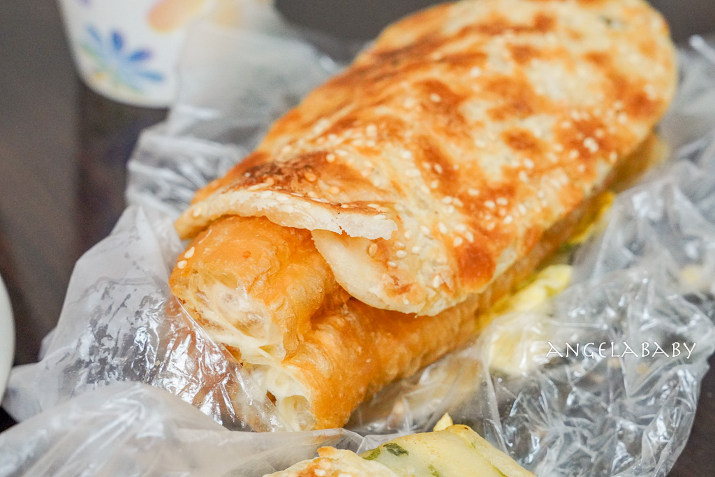 永和美食｜巷弄人氣米其林豆漿店『佳香豆漿』菜單、招牌胡椒蔥餅、燒餅油條、小籠包 @梅格(Angelababy)享樂日記