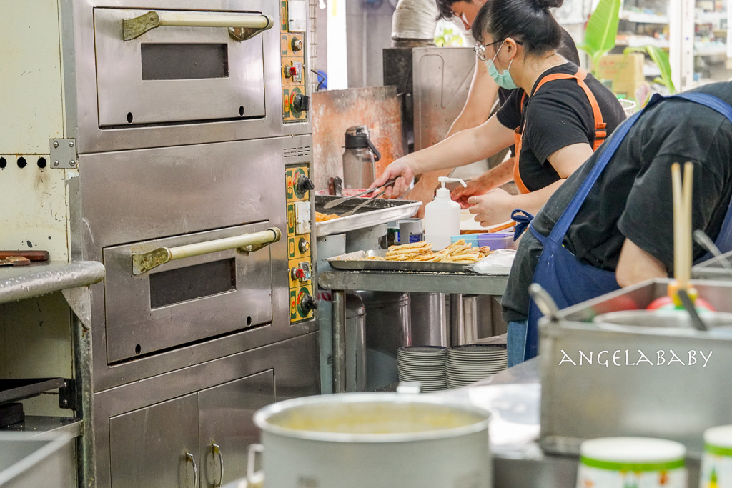 永和美食｜巷弄人氣米其林豆漿店『佳香豆漿』菜單、招牌胡椒蔥餅、燒餅油條、小籠包 @梅格(Angelababy)享樂日記