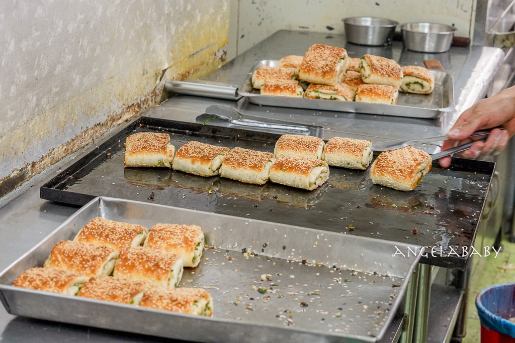 永和美食｜巷弄人氣米其林豆漿店『佳香豆漿』菜單、招牌胡椒蔥餅、燒餅油條、小籠包 @梅格(Angelababy)享樂日記