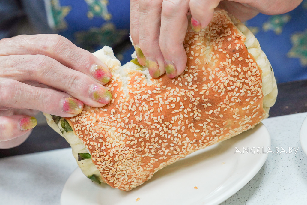 永和老字號排隊燒餅『永和老曾碳烤燒餅專賣店』老麵香口感超讚、大推糖心酥餅 @梅格(Angelababy)享樂日記