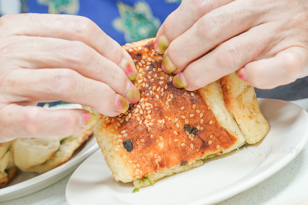 永和美食｜巷弄人氣米其林豆漿店『佳香豆漿』菜單、招牌胡椒蔥餅、燒餅油條、小籠包 @梅格(Angelababy)享樂日記