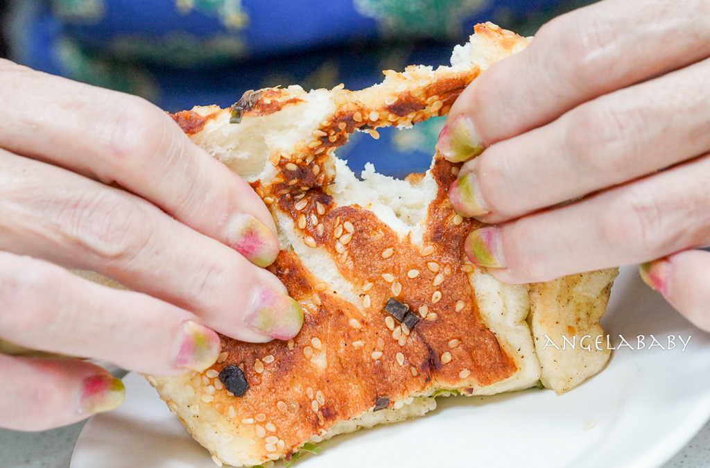 永和美食｜巷弄人氣米其林豆漿店『佳香豆漿』菜單、招牌胡椒蔥餅、燒餅油條、小籠包 @梅格(Angelababy)享樂日記