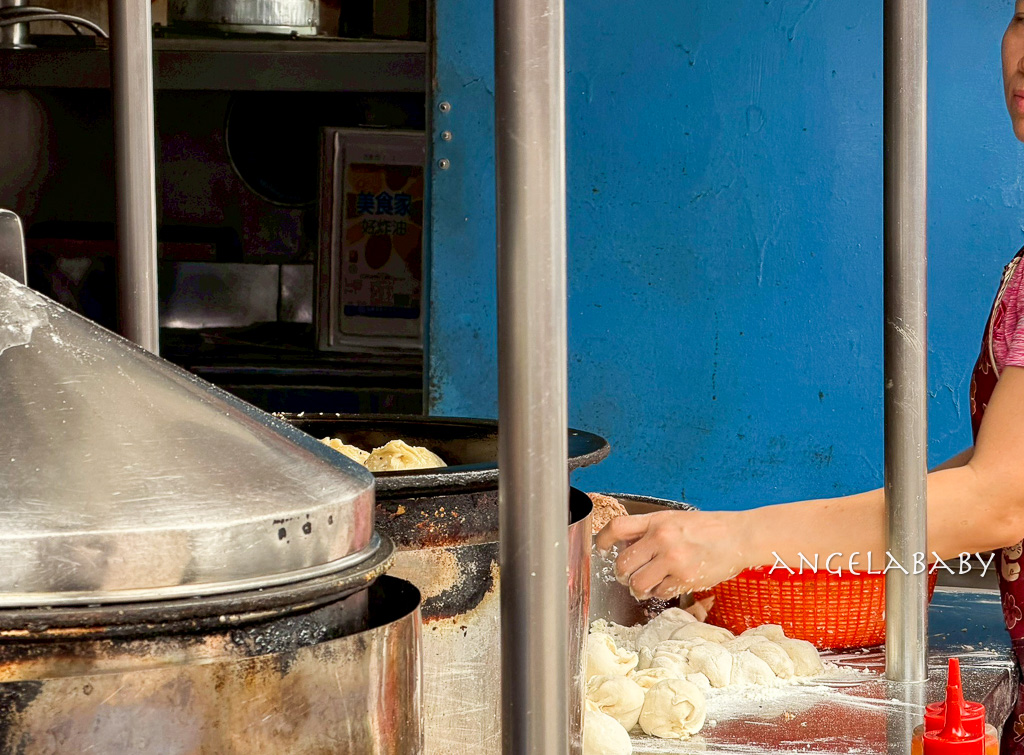 石牌美食『無名生煎包』3顆35元、皮恰恰大顆好吃 @梅格(Angelababy)享樂日記