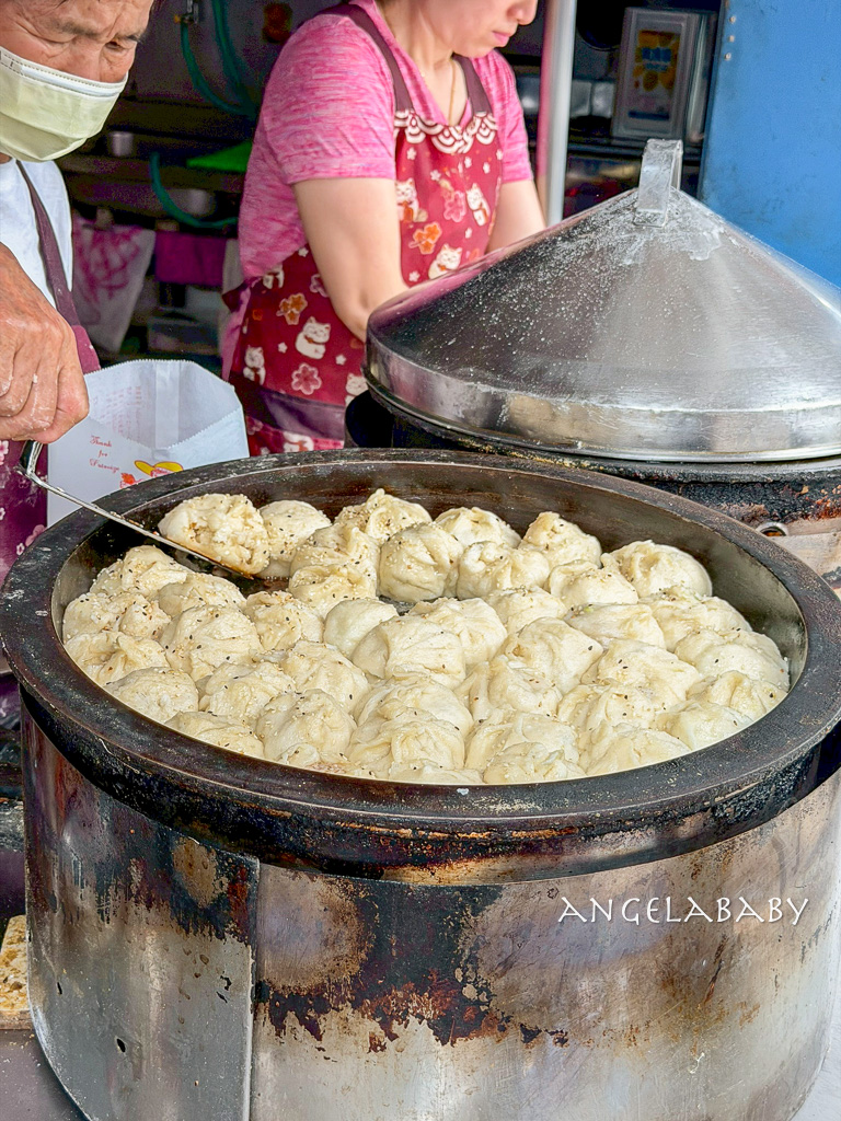 石牌美食『無名生煎包』3顆35元、皮恰恰大顆好吃 @梅格(Angelababy)享樂日記