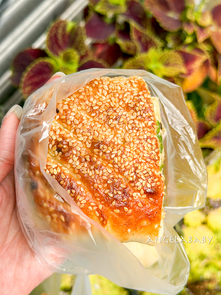 永和美食｜巷弄人氣米其林豆漿店『佳香豆漿』菜單、招牌胡椒蔥餅、燒餅油條、小籠包 @梅格(Angelababy)享樂日記