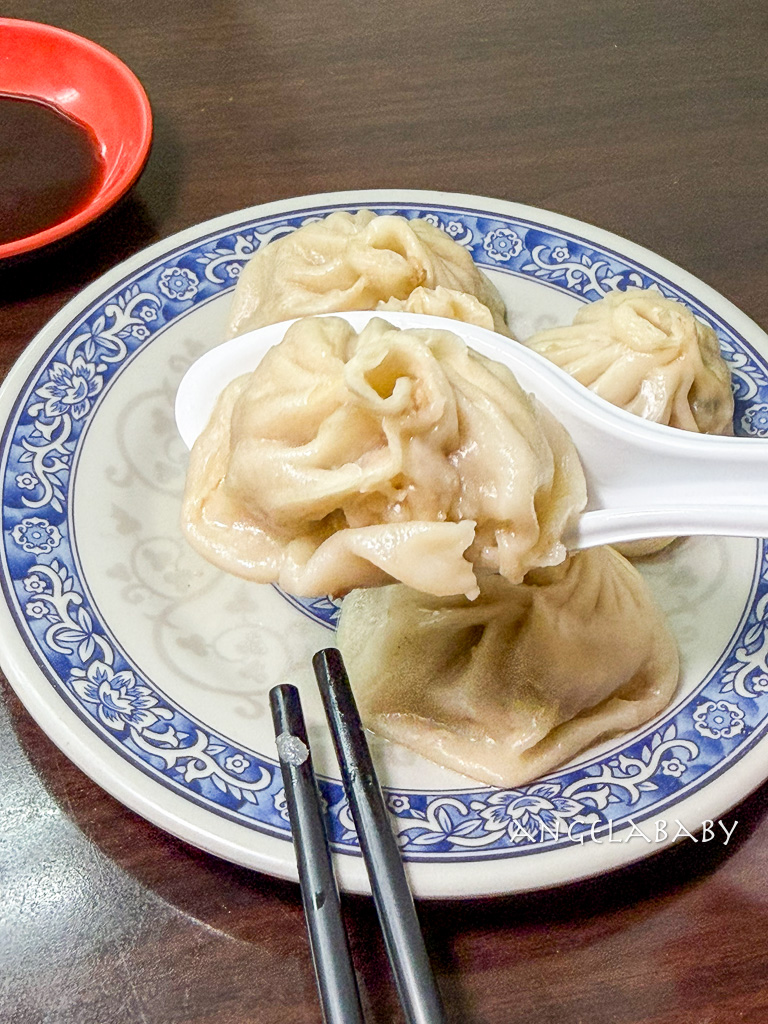 永和美食｜巷弄人氣米其林豆漿店『佳香豆漿』菜單、招牌胡椒蔥餅、燒餅油條、小籠包 @梅格(Angelababy)享樂日記
