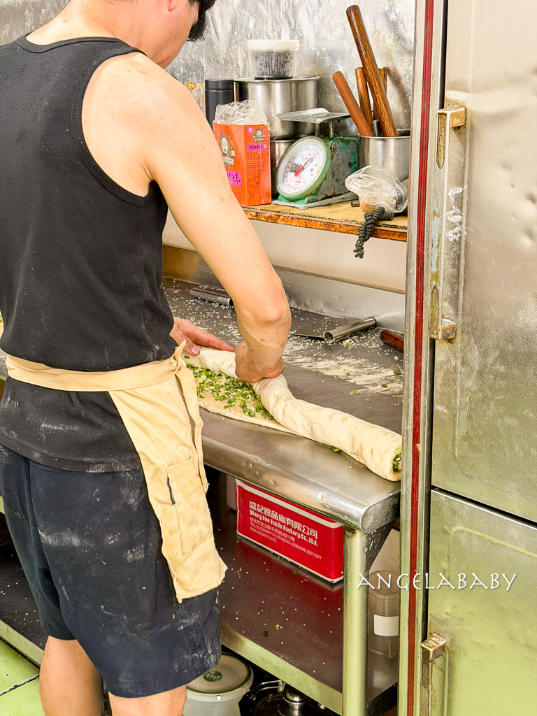 永和美食｜巷弄人氣米其林豆漿店『佳香豆漿』菜單、招牌胡椒蔥餅、燒餅油條、小籠包 @梅格(Angelababy)享樂日記