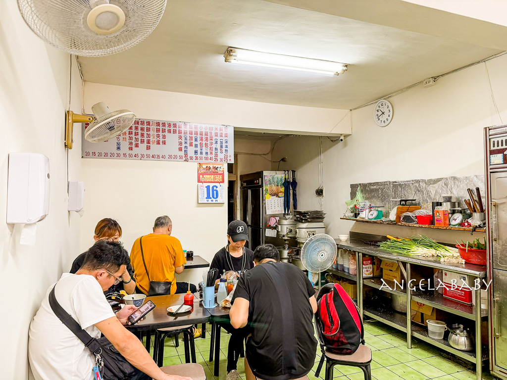 永和美食｜巷弄人氣米其林豆漿店『佳香豆漿』菜單、招牌胡椒蔥餅、燒餅油條、小籠包 @梅格(Angelababy)享樂日記