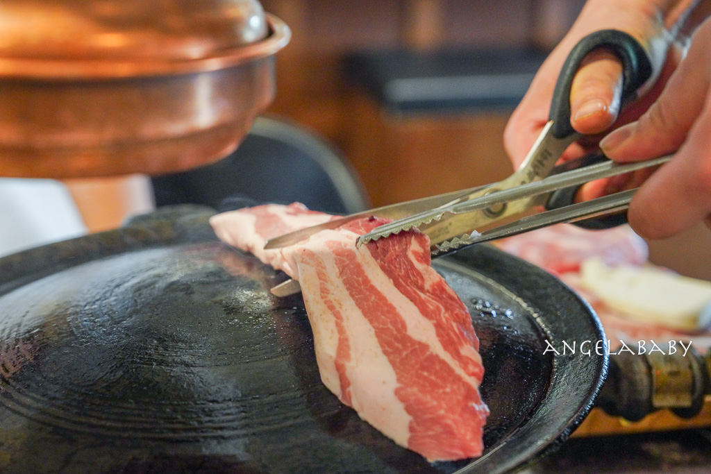 弘大烤肉『木爐館목로곽』菜單、肉質超好又不貴小菜免費吃到飽、全程免動手 @梅格(Angelababy)享樂日記