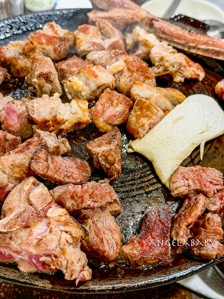 弘大烤肉『木爐館목로곽』菜單、肉質超好又不貴小菜免費吃到飽、全程免動手 @梅格(Angelababy)享樂日記