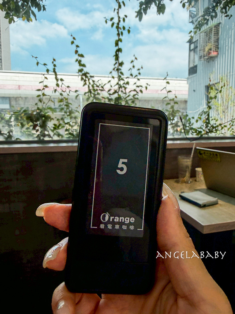 士林咖啡廳『看電車咖啡 Orange Cafe』看電車喝咖啡、插座咖啡 @梅格(Angelababy)享樂日記
